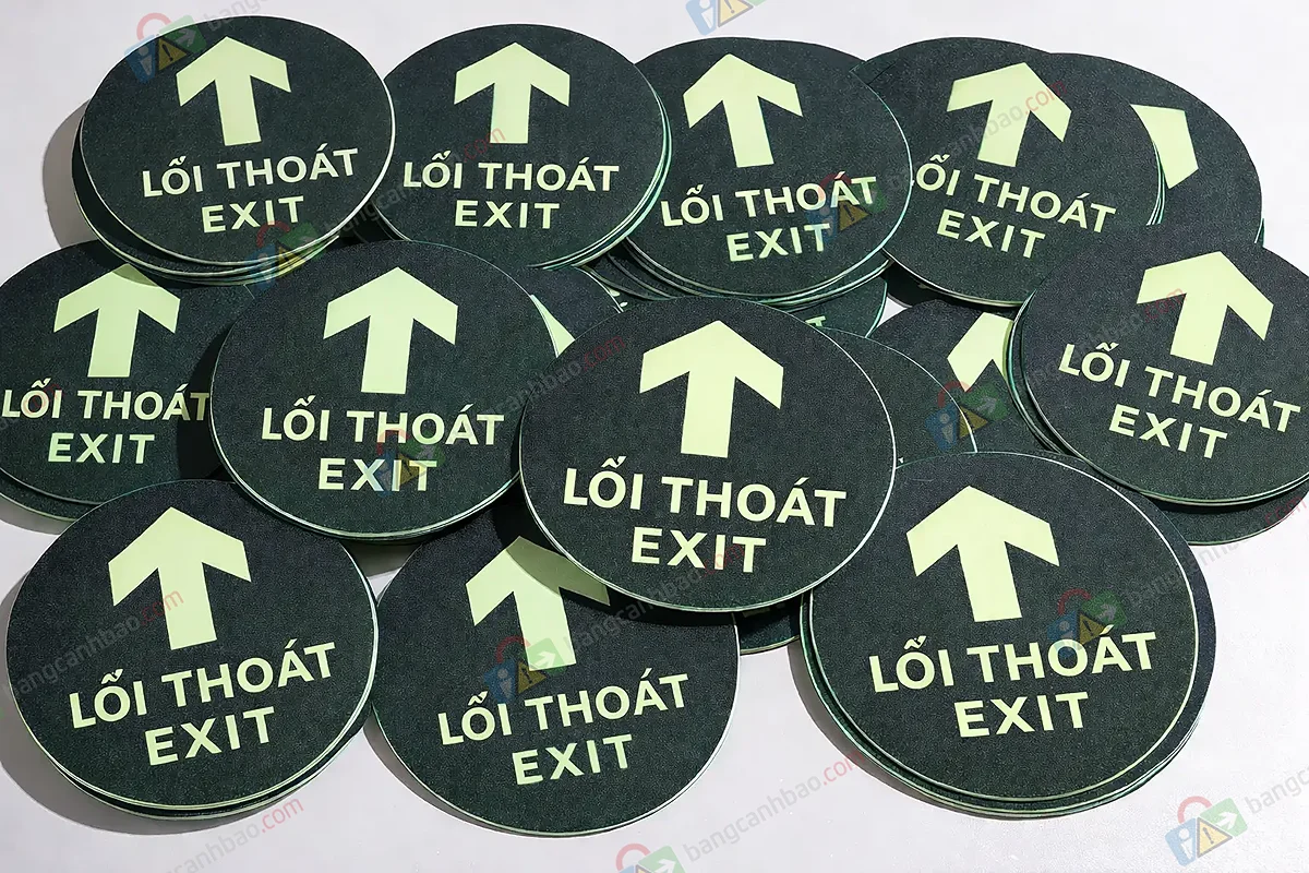 Nhãn Tròn EXIT Dạ Quang D150mm – Tem Chỉ Dẫn Lối Thoát Hiểm Phát Sáng